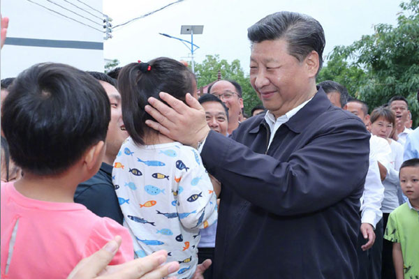 1566803347135274.jpg 习近平到潭头村看望老區(qū)群众