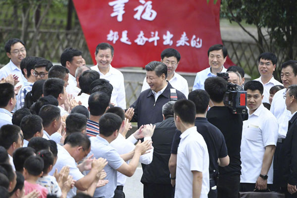 1566803381131883.jpg 习近平到潭头村看望老區(qū)群众